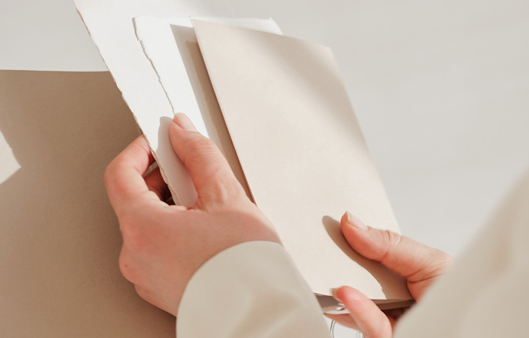 Sanfte Frauenhände von Tanja Grill, Gründerin von TANOLARA, Strategie & Design Studio, Naturpapier in natürlichen hellen Farben