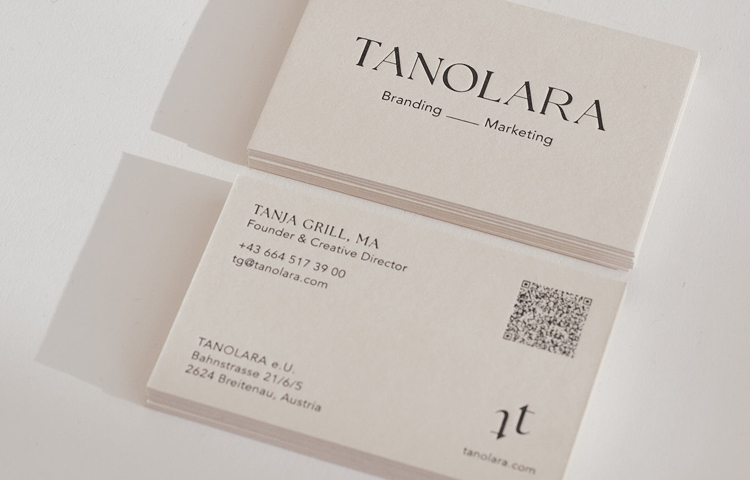 Hochwertige Visitenkarte auf beidem Naturpapier von TANOLARA, Strategie & Design Studio